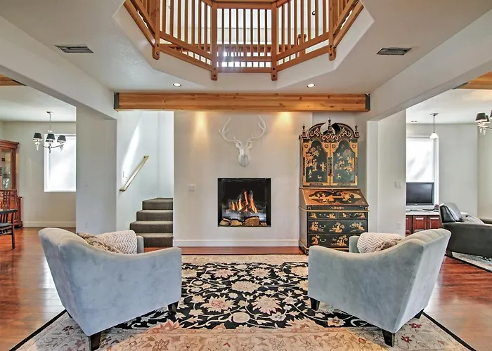 Luxurious South Lake Tahoe Lodge Less Than 2 Mi To Lake!