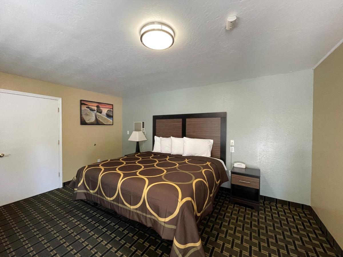 Pinewood Motel