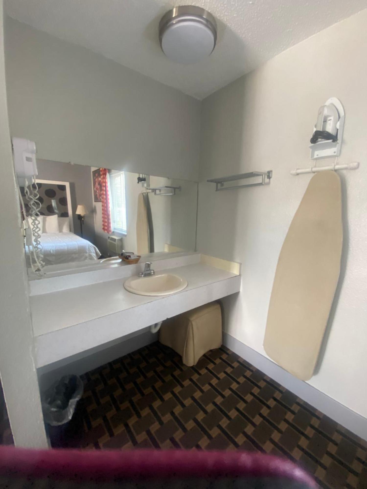 Budget At The Heavenly Gondola Motel 2*