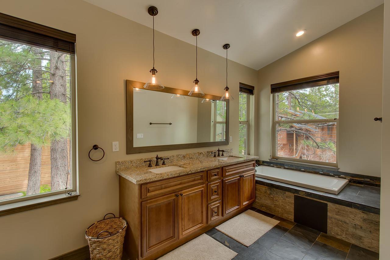 Whispering Pines - Four Bedroom Holiday home South Lake Tahoe