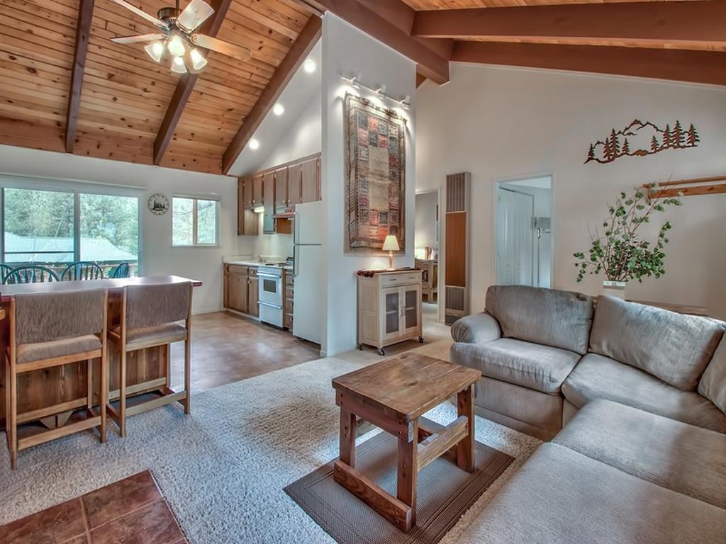 Cozy Tahoe Cabin Heavenly & Lakefront *