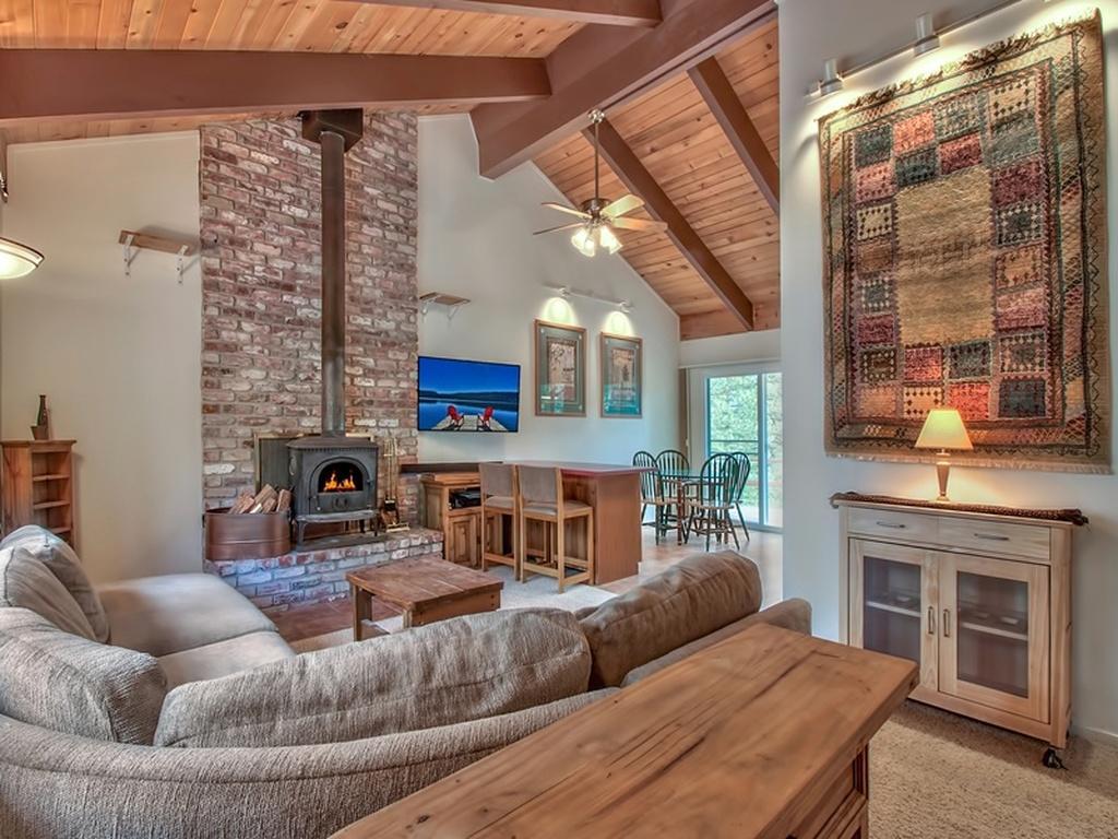 Cozy Tahoe Cabin Heavenly & Lakefront Holiday home