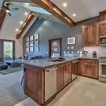 Luxury Residence - Gondola Across The Street Condo
