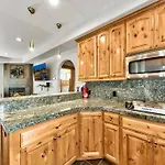 Tahoe Cozy Cabin, 2 Bedroom With A Gas Fireplace.