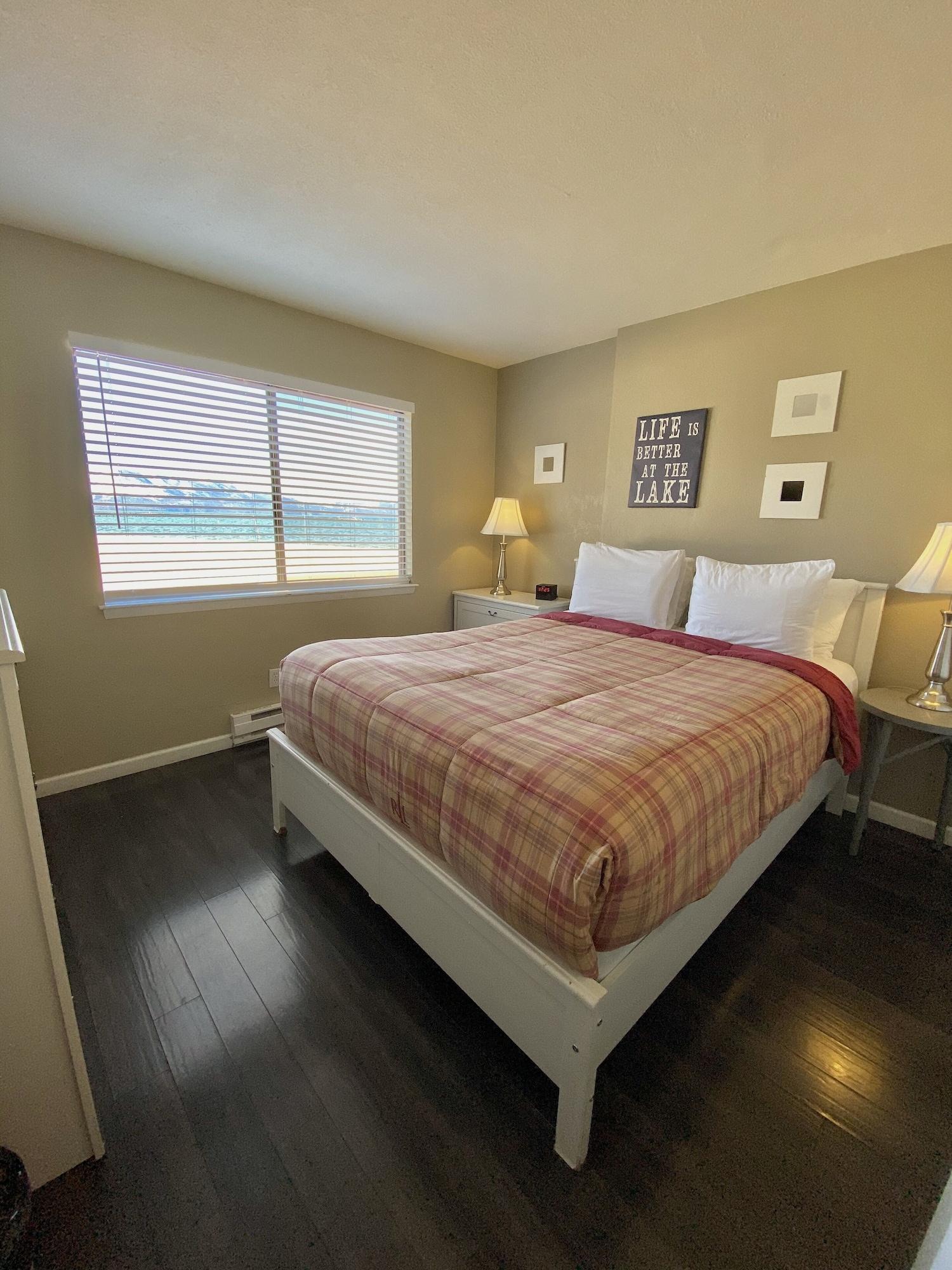Lodge Tahoe Lakeshore & *