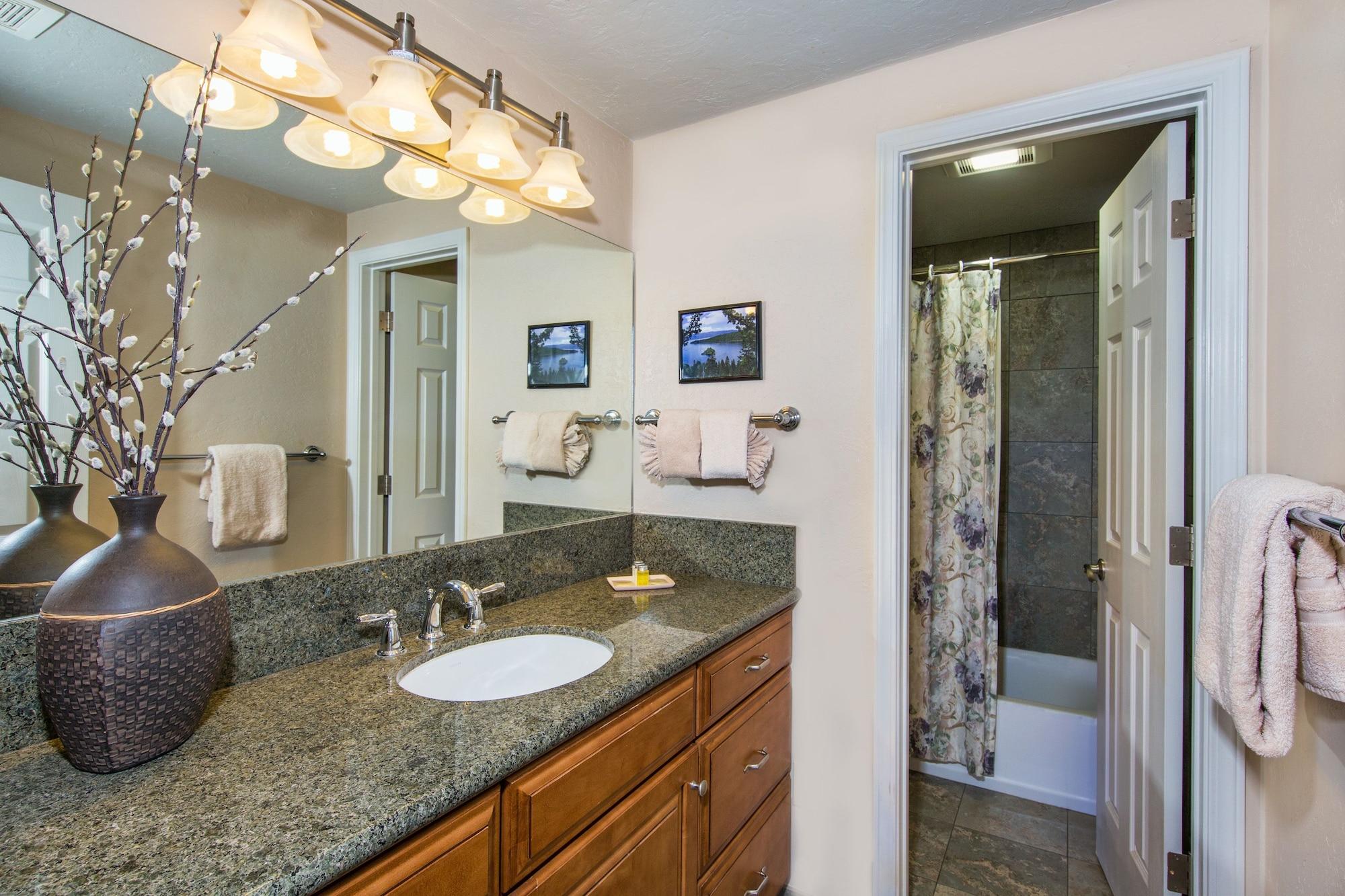 Lodge Tahoe Lakeshore & *