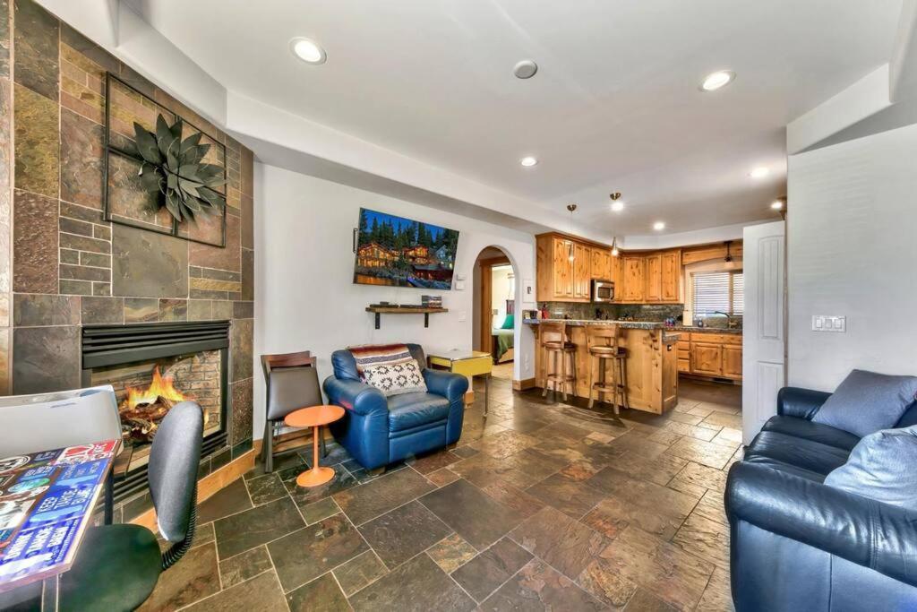 Tahoe Cozy Cabin, 2 Bedroom With A Gas Fireplace. Holiday home *