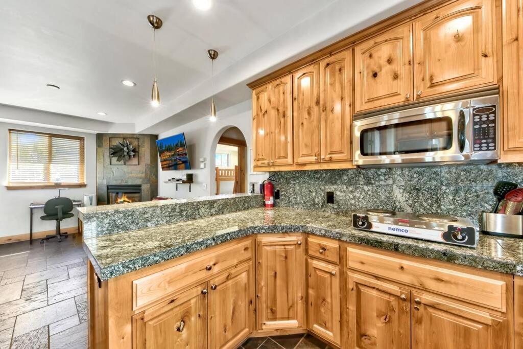 Tahoe Cozy Cabin, 2 Bedroom With A Gas Fireplace. Holiday home