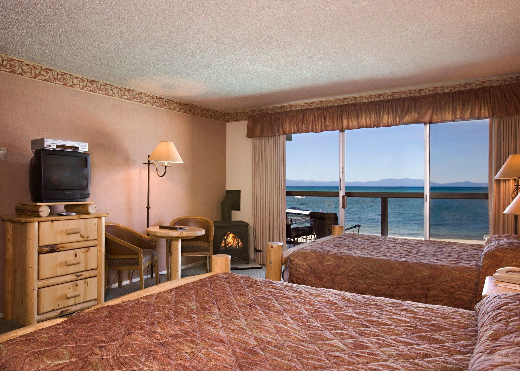Lodge Tahoe Lakeshore & *