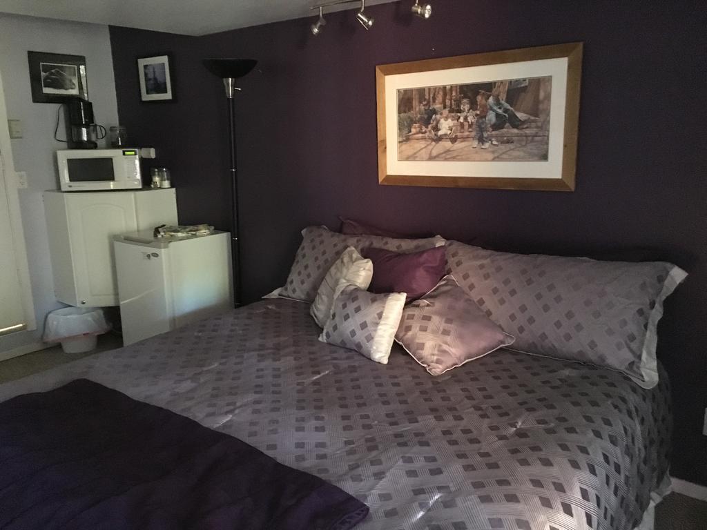 Holly's Place Inn *