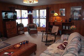 Holly's Place Inn *