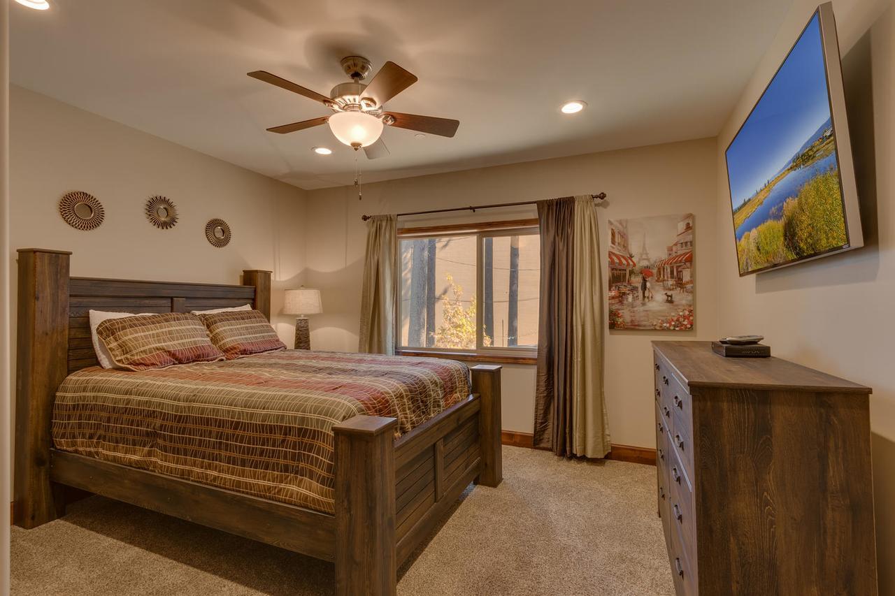 Tahoe Woods Escape - Three Bedroom Holiday home