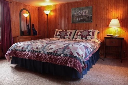 Holly's Place Inn *