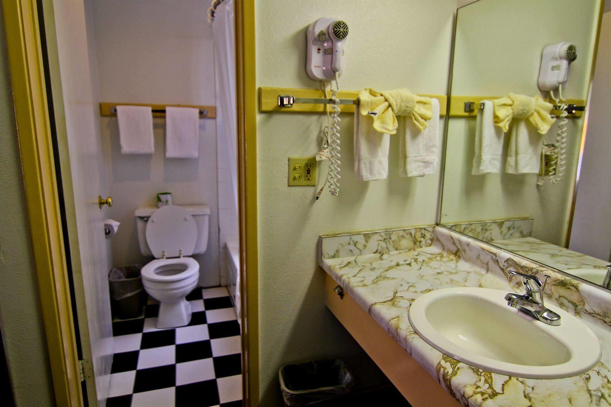 National 9 Motel 2*