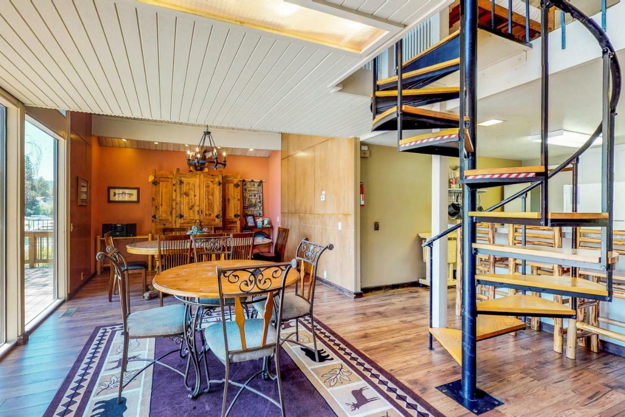 Waterfront Apres' Ski Cabin Holiday home