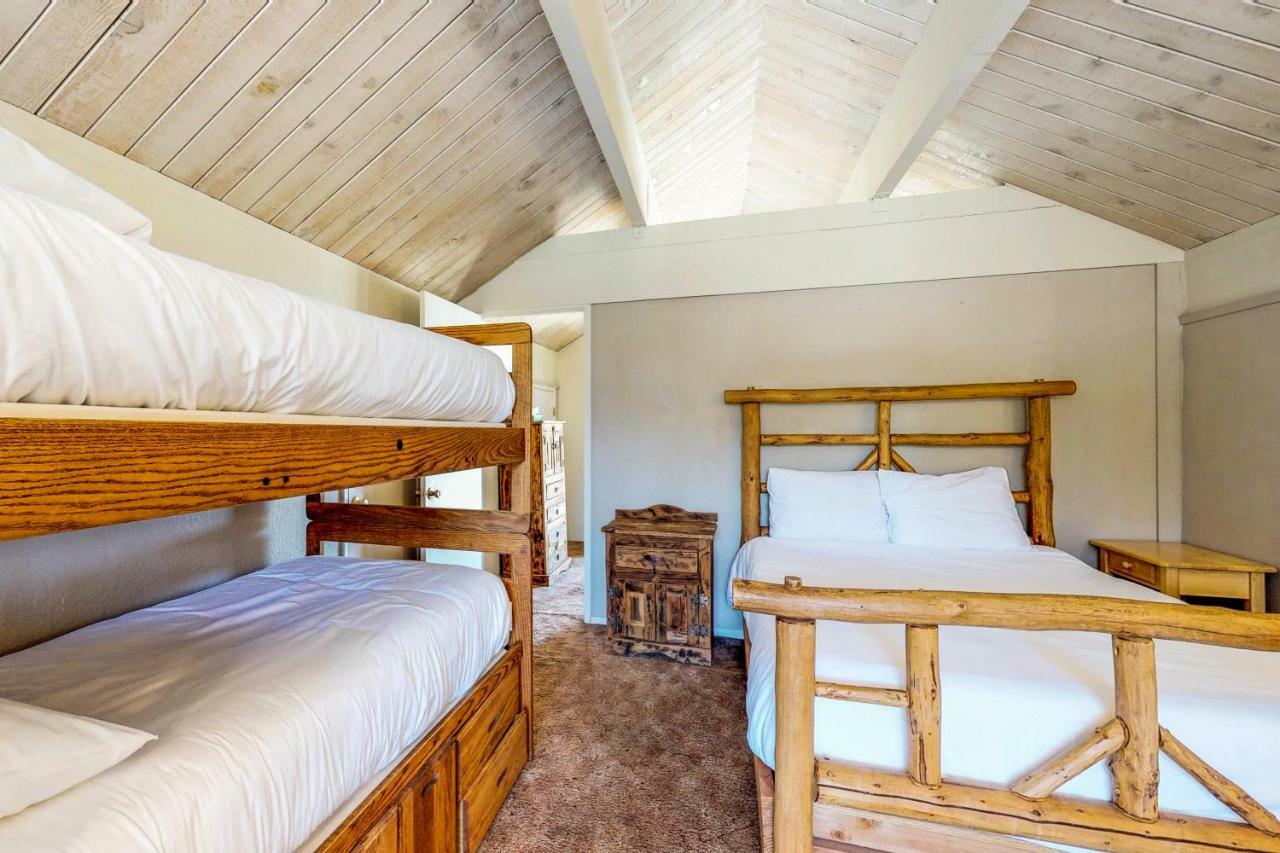 Waterfront Apres' Ski Cabin Holiday home