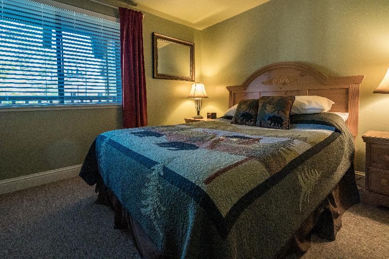 Lodge Tahoe Lakeshore & *