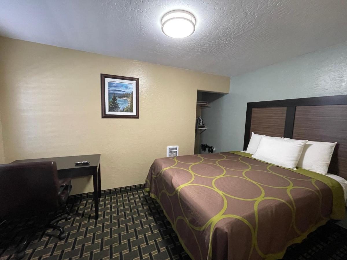 Pinewood Motel *