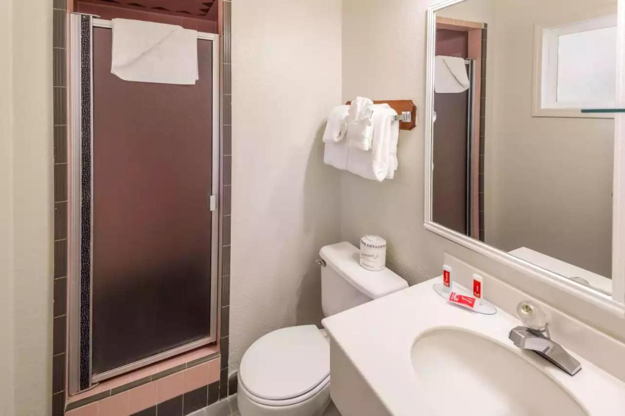 Econo & Heavenly Village Area Hotel