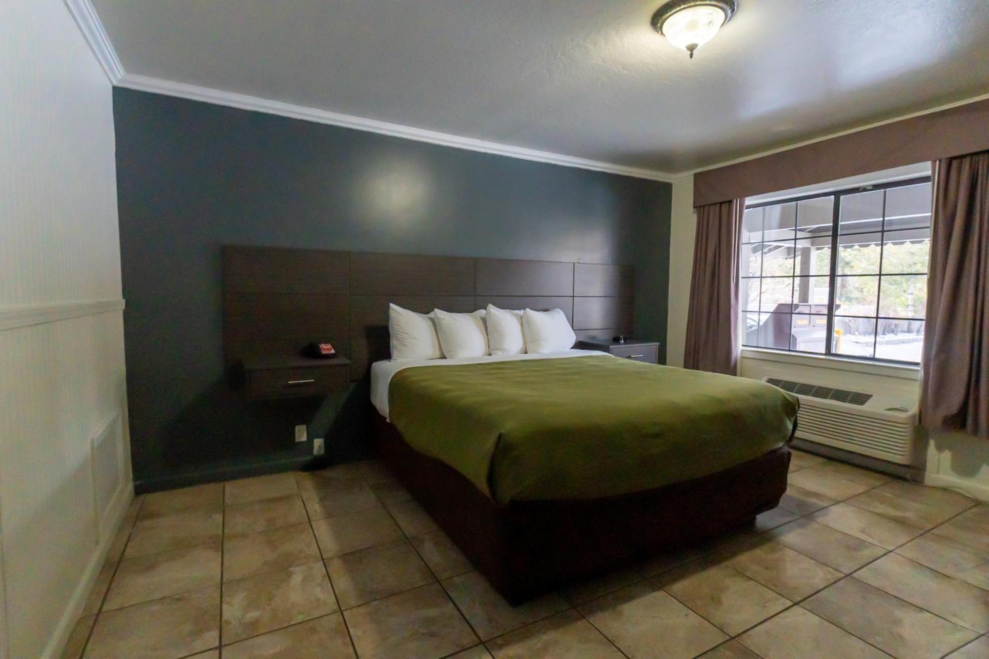 Hotel Econo & Heavenly Village Area