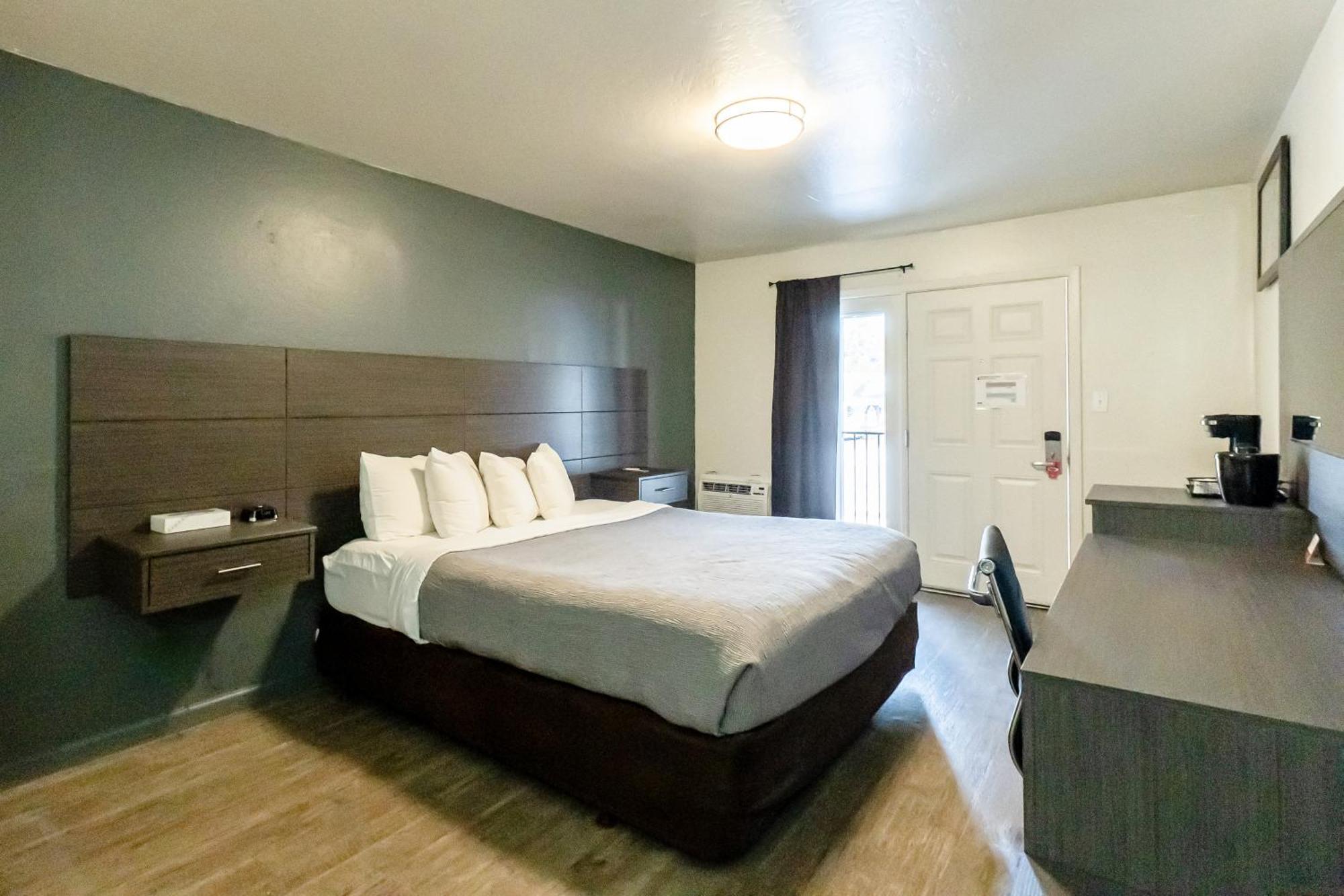 Hotel Econo & Heavenly Village Area