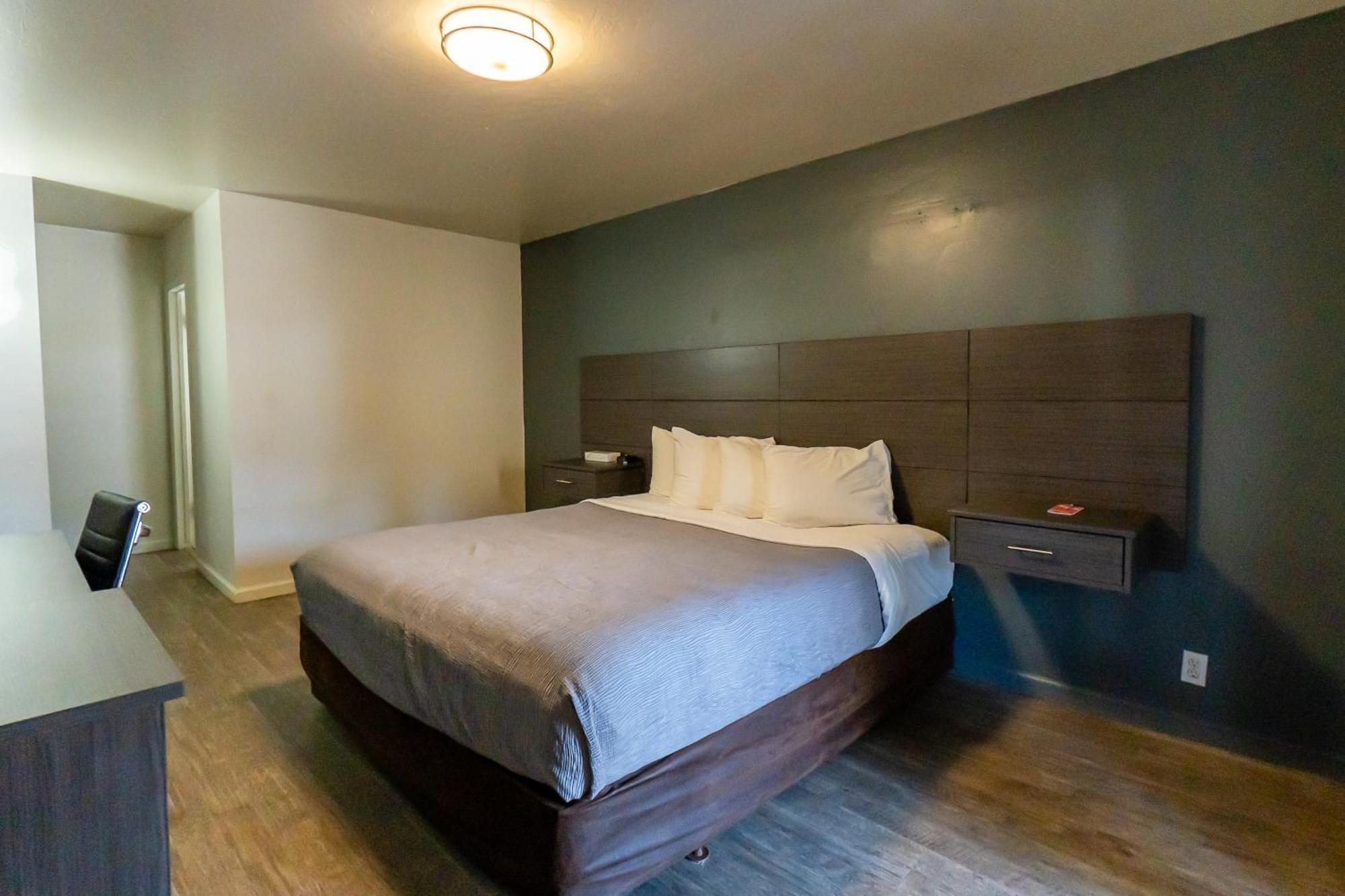 Econo & Heavenly Village Area Hotel *