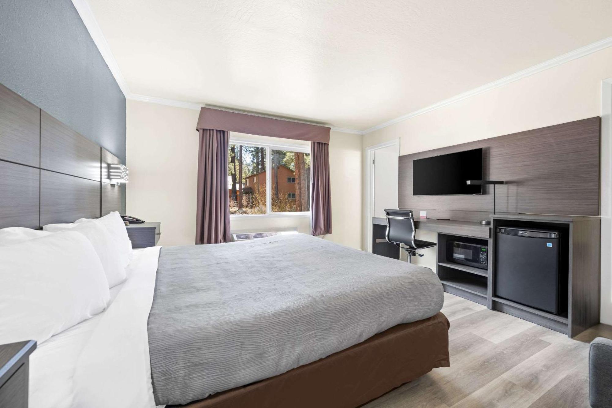 Econo & Heavenly Village Area Hotel *