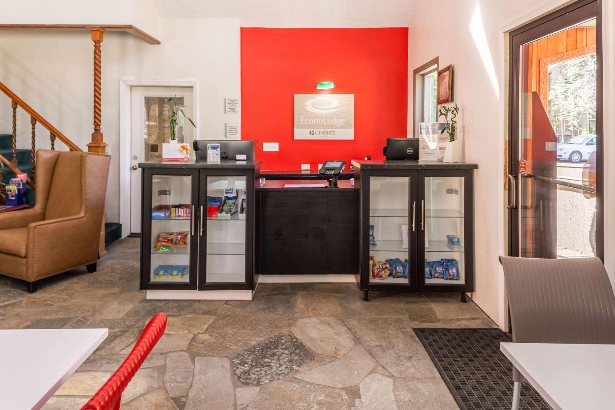 Econo & Heavenly Village Area Hotel *