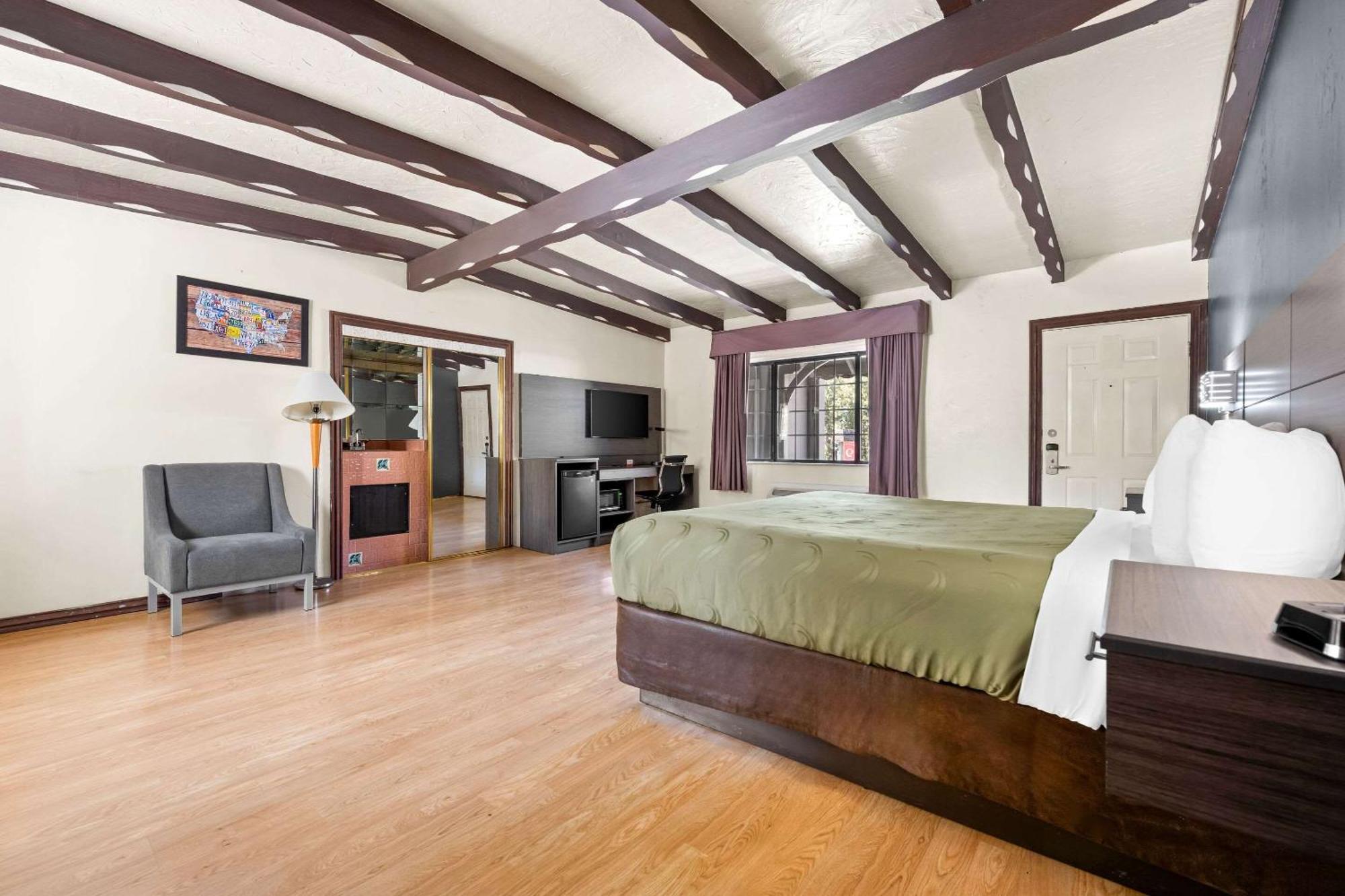 Econo & Heavenly Village Area Hotel *