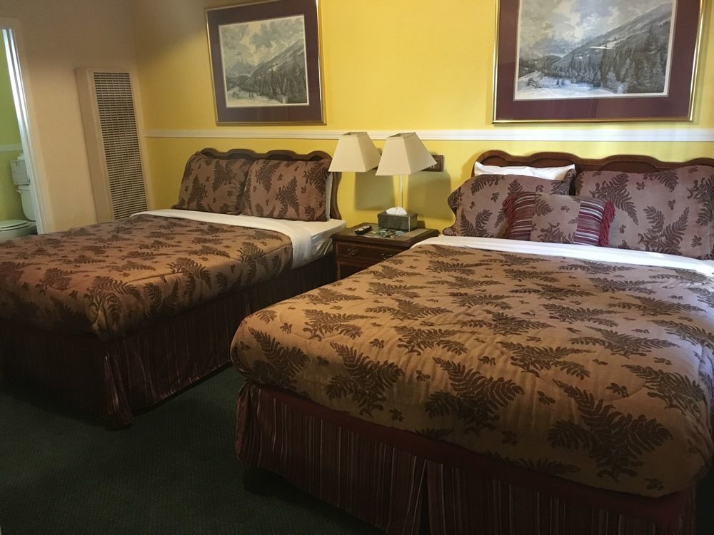 Econo & Heavenly Village Area Hotel *