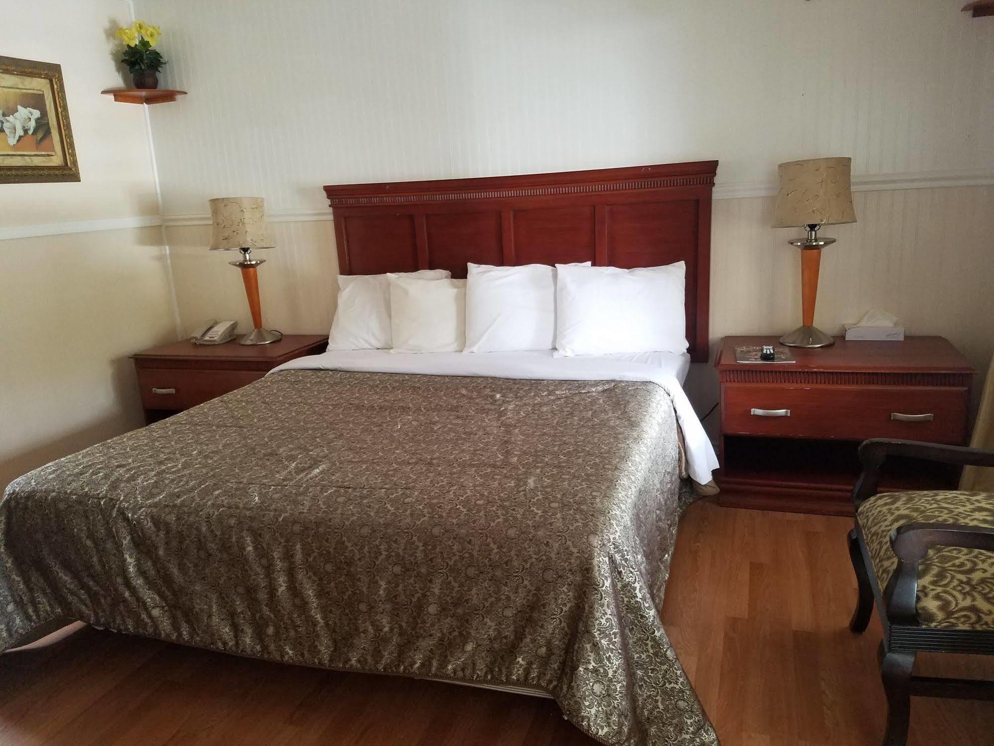 Econo & Heavenly Village Area Hotel
