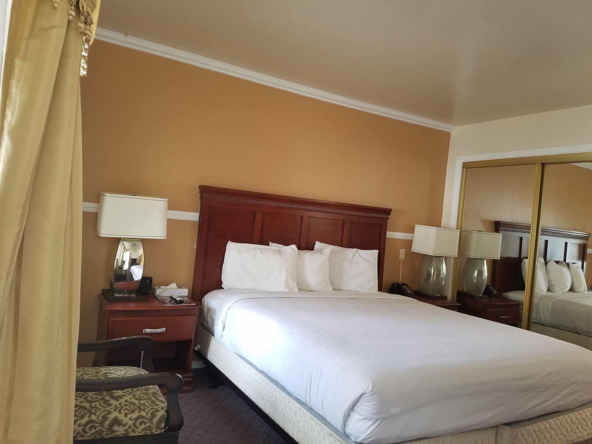 Econo & Heavenly Village Area Hotel