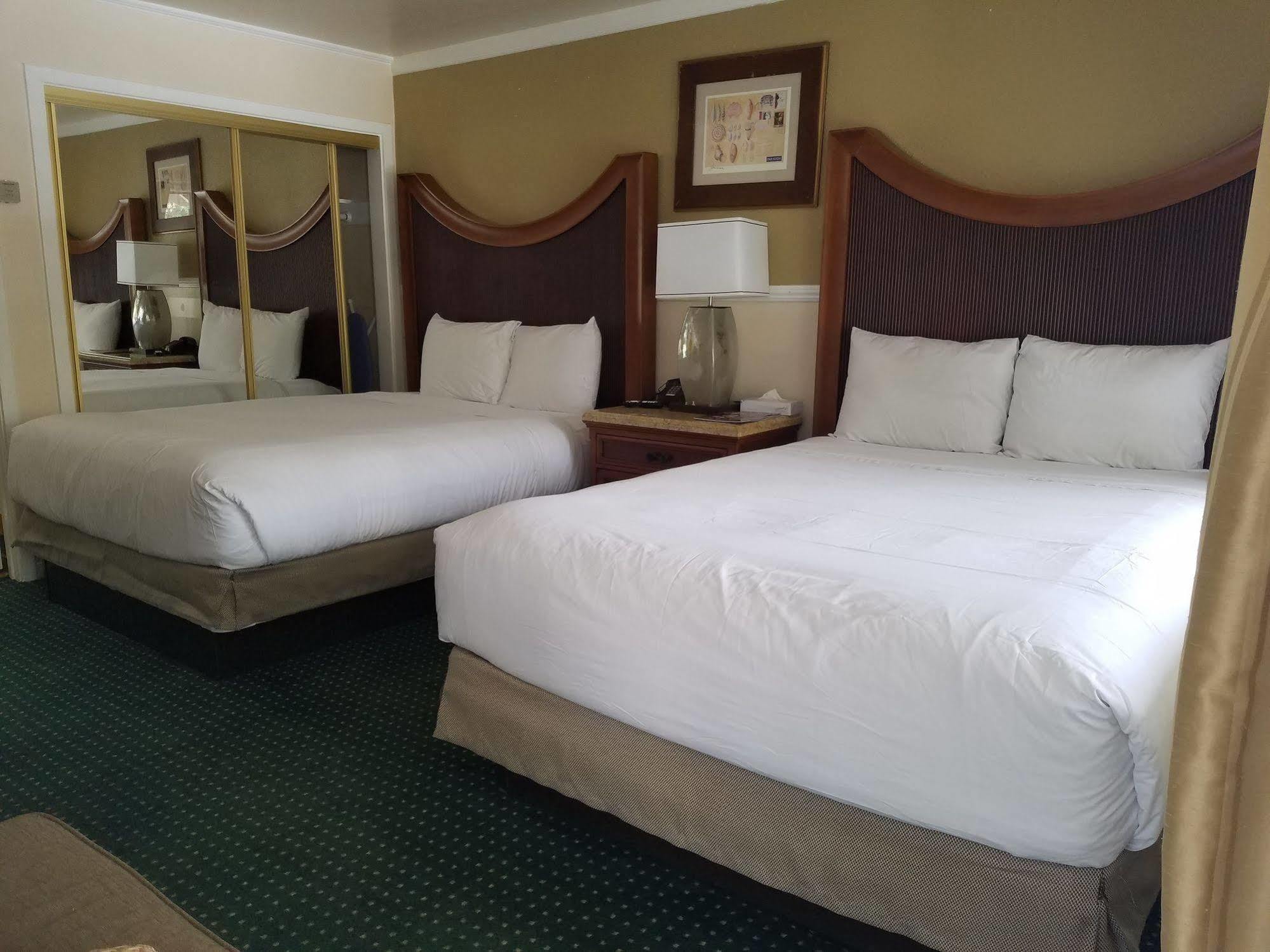 Econo & Heavenly Village Area Hotel *