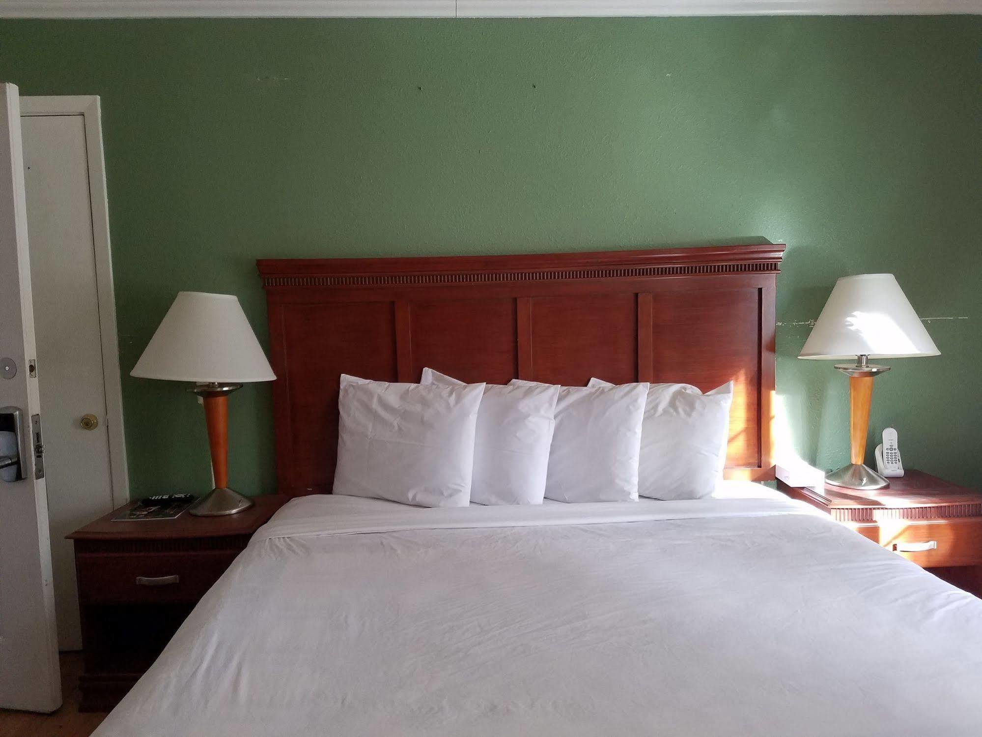 Econo & Heavenly Village Area Hotel *