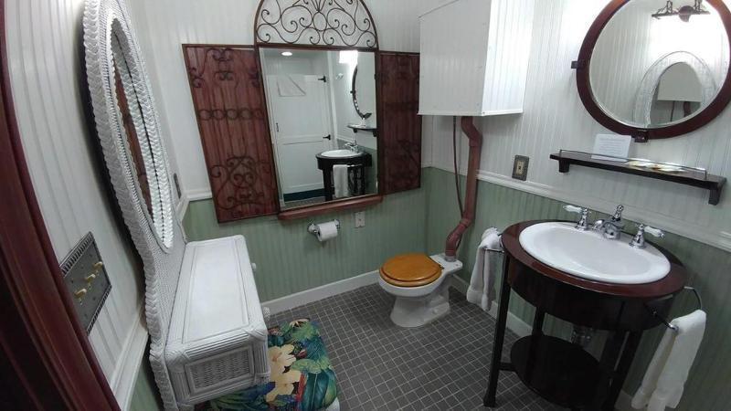 Econo & Heavenly Village Area Hotel *