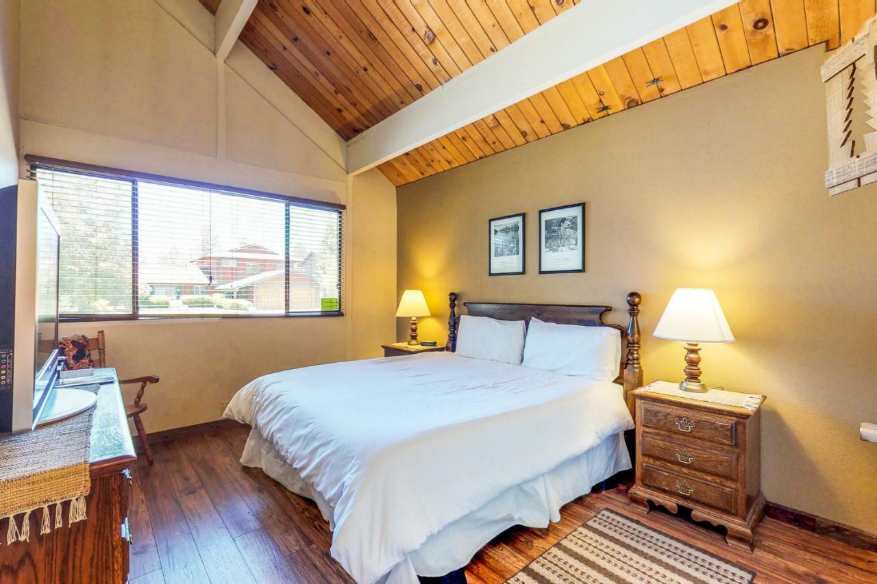 Waterfront Apres' Ski Cabin Holiday home